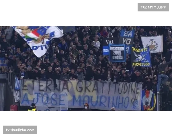 雷恩主场球迷用巨型Tifo致敬即将离任的俱乐部主席